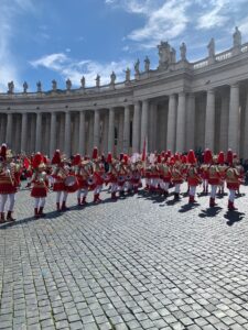 Armaos haciendo la Estrella en la Plaza de San Pedro del Vaticano