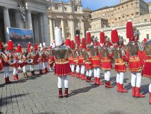 Armaos haciendo la Estrella en la Plaza de San Pedro del Vaticano